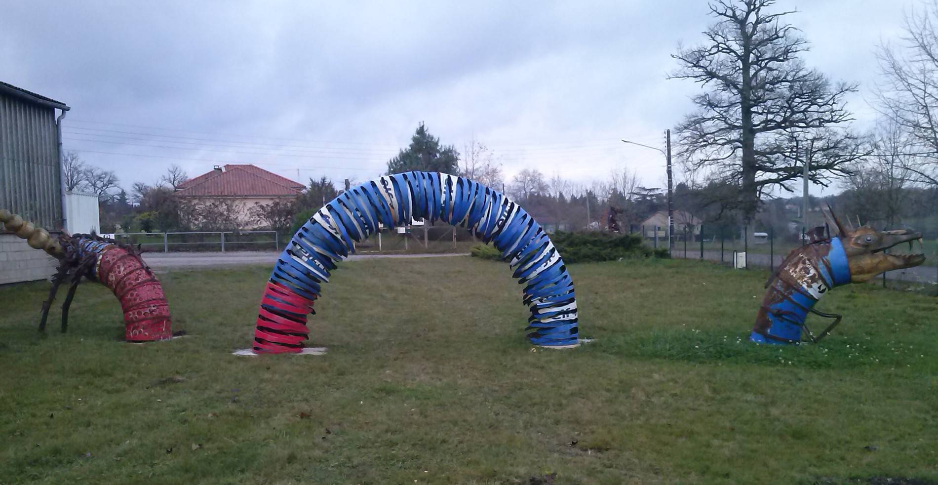 sculpture réalisation Franck Rivaud , structure métal bidon de 200l tète et queue bois de châtaignier travailler a la tronçonneuse a voir Rte de St Quentin 87520 Veyrac    